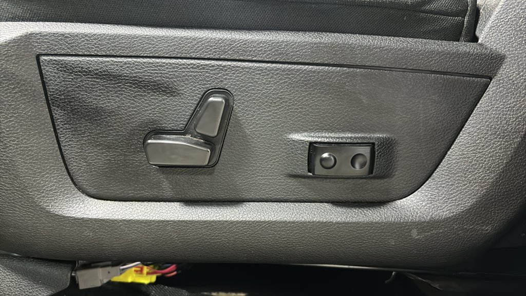 Used 2022 Ram 1500 Classic Express Express 4x4 Quad Cab 6'4 Box for sale online - Toronto Credit Auto